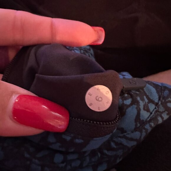 Lululemon Tracker Short IV Ice Breaker Capri Black size 6 - Picture 8 of 8